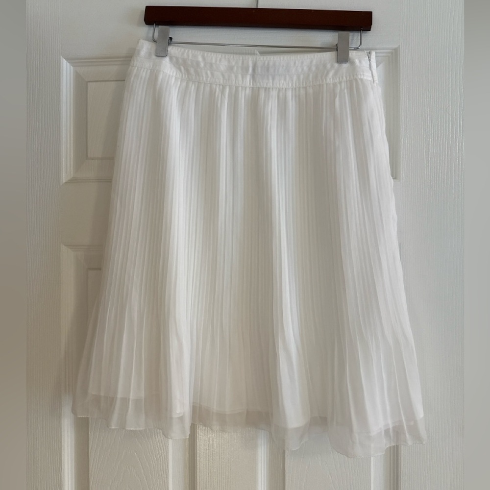 White House Black Market Pleated Chiffon Skirt – Size 6